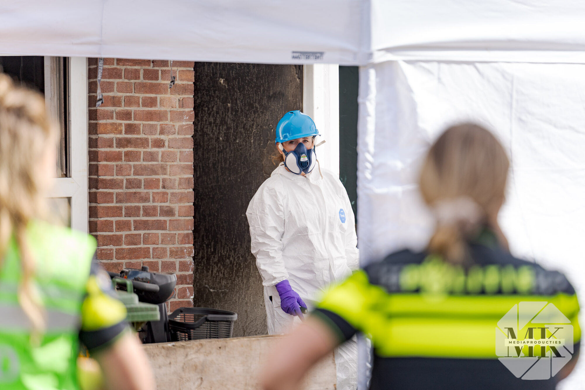 De politie heeft de identiteit vastgesteld van de man die werd aangetroffen na de woningbrand aan de Lijnzaadstraat in Rotterdam. Het onderzoek is opgeschaald naar een TGO.