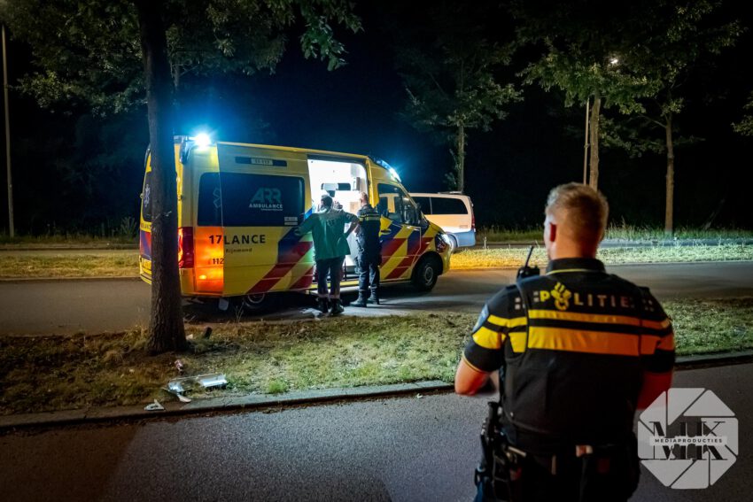 Vrouw op scooter met kind achterop tegen boom, aangehouden voor drank | Zuiderparkweg Rotterdam (uitgelicht)