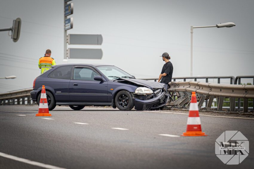 Auto in vangrail op toerit A15, bestuurder ongedeerd | A15 Rotterdam-Heijplaat (uitgelicht)