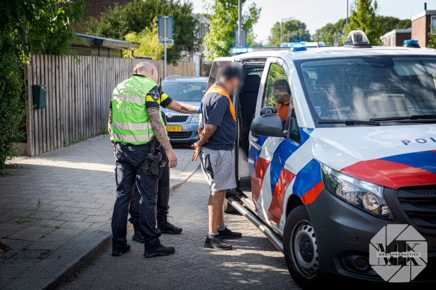 Pakketbezorger steekt bewoner na ruzie over bezorging | Tonnekreek Rotterdam (uitgelicht)