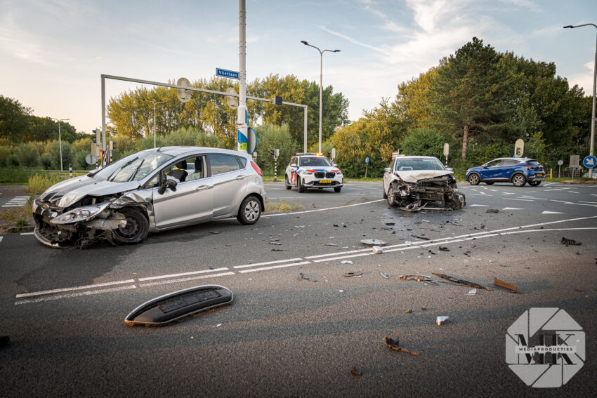 Twee auto's botsen na rood licht, wiel afgebroken door klap | Rotterdamseweg Ridderkerk (uitgelicht)