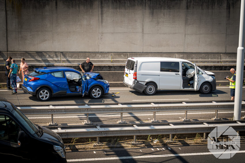 Kettingbotsing met zes voertuigen, tunnelbuis afgesloten | A4 Vondelingenplaat (uitgelicht)
