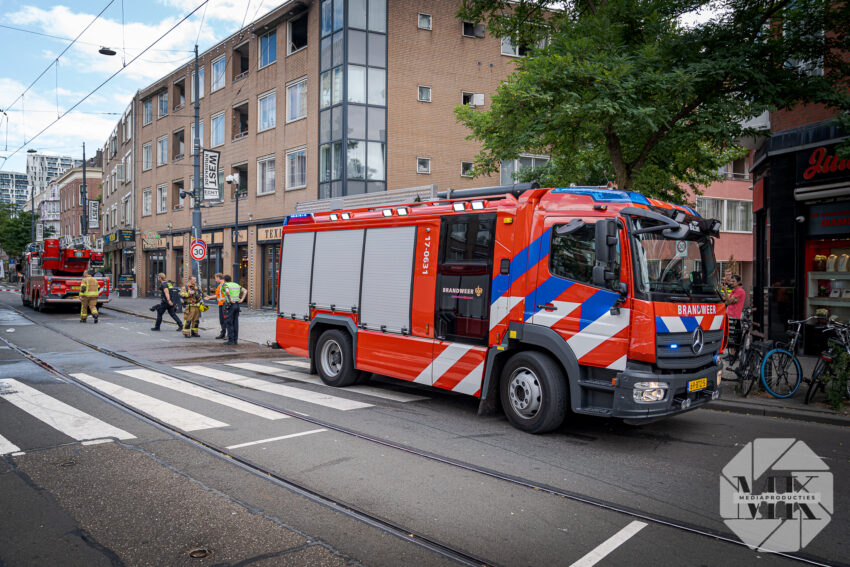 Rookgasexplosie bij woningbrand, ruiten sneuvelen door knal | Van Speykstraat Rotterdam (uitgelicht)