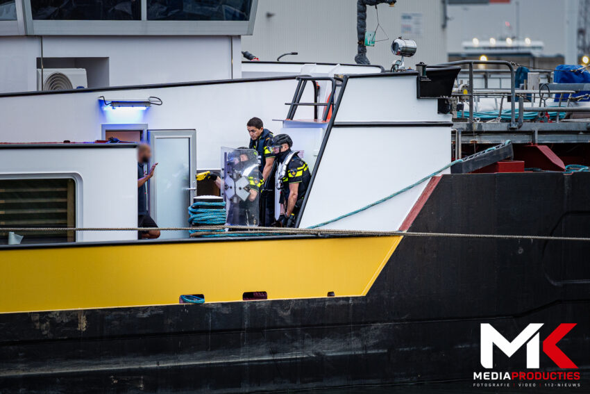 Auto moedwillig het water ingereden, verdachte aangehouden in haven | Prins Johan Frisohaven Rotterdam (uitgelicht)