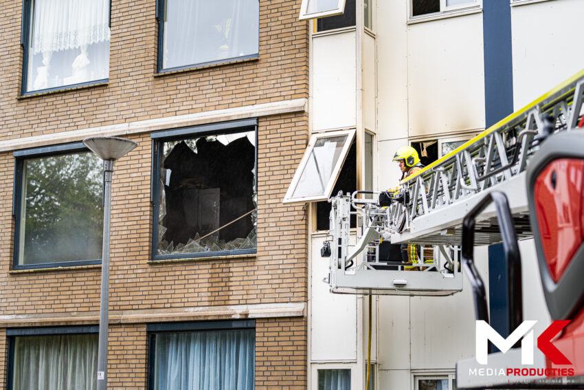 Grote brand in appartementencomplex, bewoner kan niet terugkeren | Bevelandsestraat Rotterdam (uitgelicht)