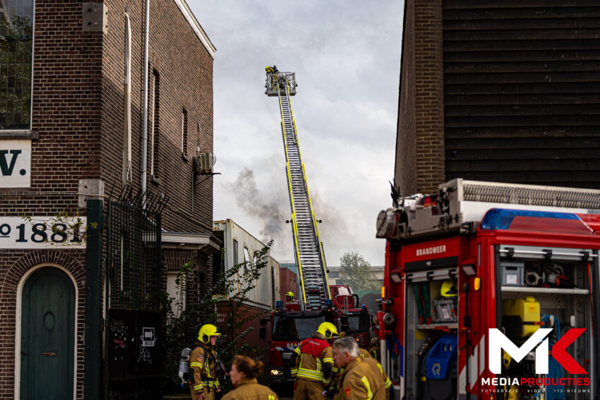 Grote industriebrand in opslagcontainers en -loods op Keileweg, twee personen nagekeken | Keileweg Rotterdam (uitgelicht)