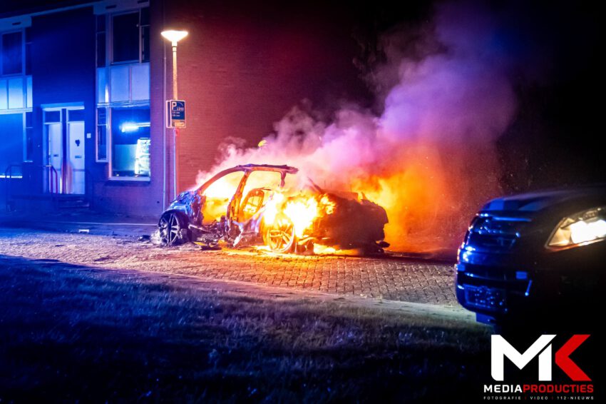 Personenauto volledig in brand, politie vermoedt brandstichting | Geitenkamp Rotterdam (uitgelicht)