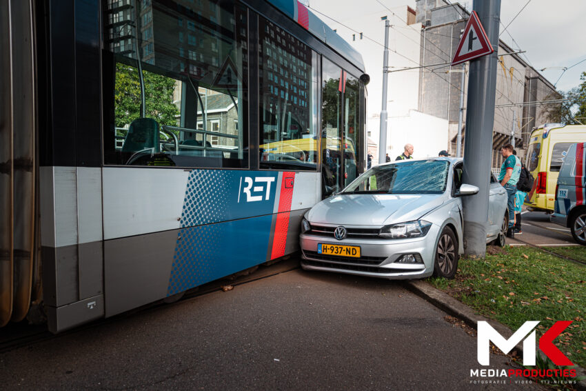 RET-tram ontspoord na botsing met auto, automobiliste nagekeken | Brielselaan Rotterdam (uitgelicht)