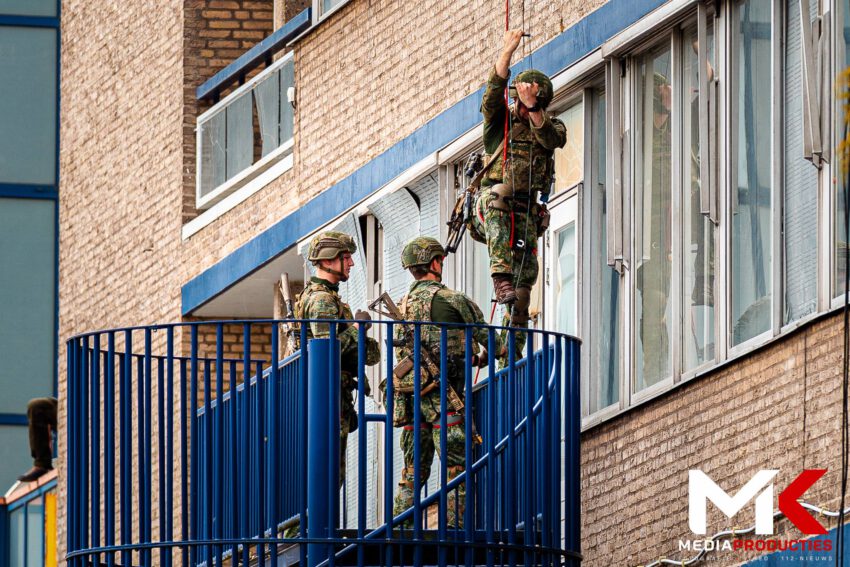 Militairen oefenen in leegstaand pand Rotterdam-Zuid, knallen te horen | Groene Tuin Rotterdam (uitgelicht)