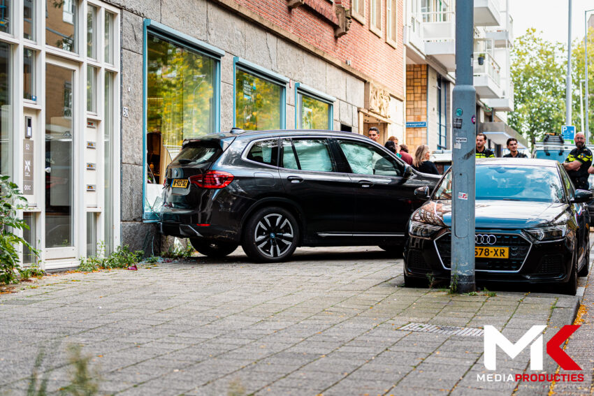 Auto tegen gevel veilinghuis, ruit zwaar beschadigd | Kipstraat Rotterdam (uitgelicht)
