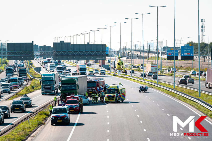Personenauto haaks voor vrachtwagen, hoofdrijbaan volledig afgesloten | A15 Barendrecht (uitgelicht)