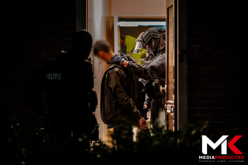 Team Parate Eenheid voert inval uit, verdachte aangehouden | Kerkachterweg Poortugaal (uitgelicht)