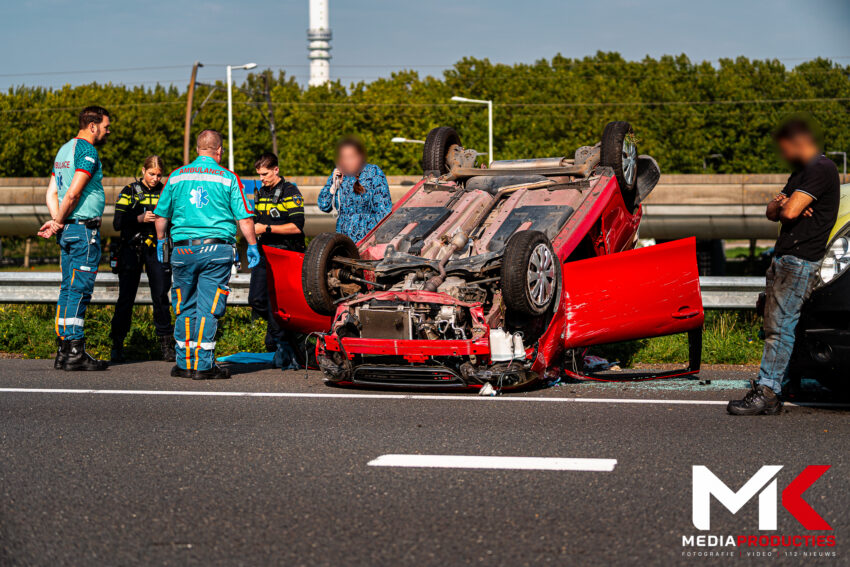 Personenauto over de kop na aanrijding, parallelbanen dicht | A15 Charlois Rotterdam (uitgelicht)