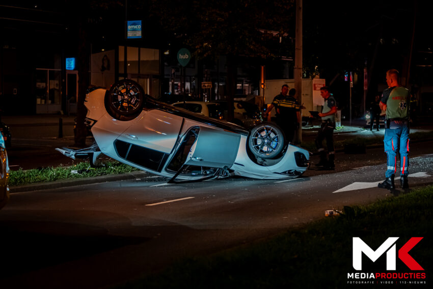 Auto over de kop na botsing tramhalte, bestuurder aangehouden | Vasteland Rotterdam (uitgelicht)