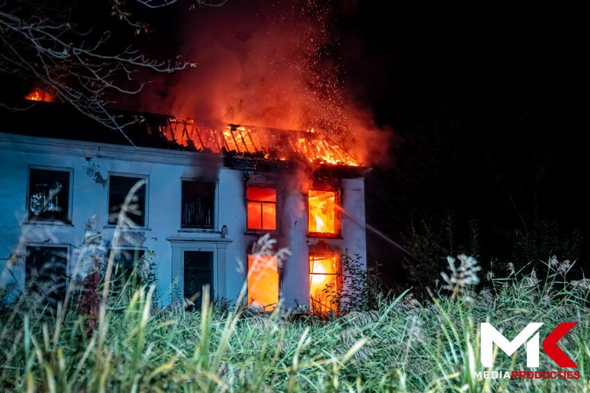 Grote brand in vrijstaande woning, brandstichting niet uitgesloten | 's-Gravenweg Rotterdam (uitgelicht)