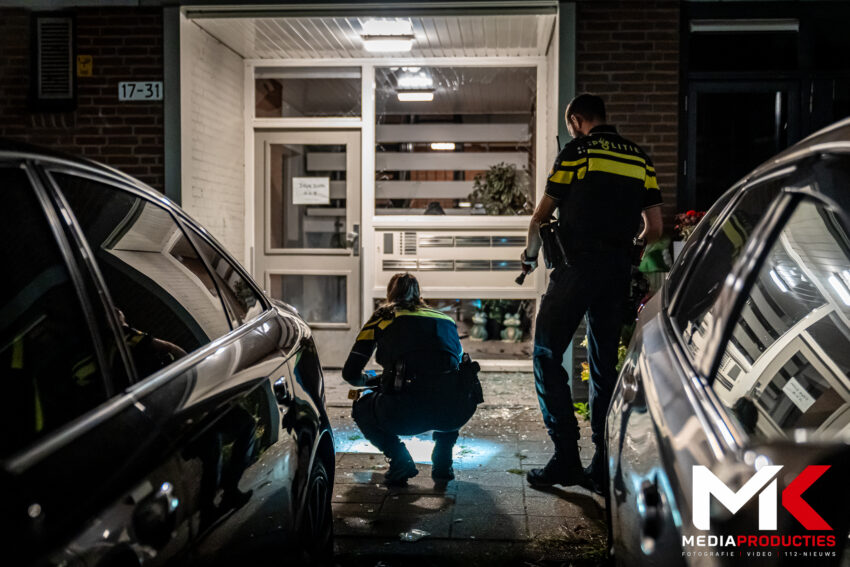 Explosie bij ingang portiekflat, deur en ruiten beschadigd | Brautigamstraat Rotterdam (uitgelicht)