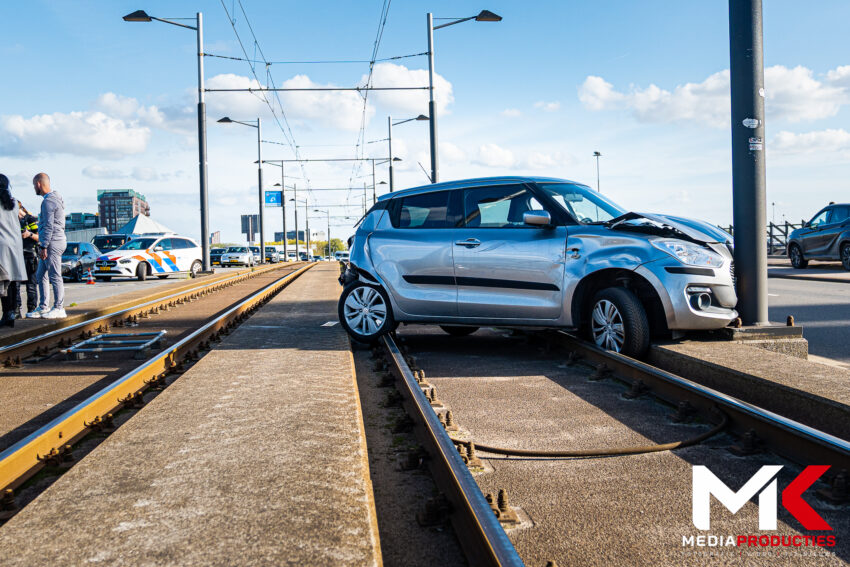 Kettingbotsing drie voertuigen, tramverkeer gestremd | Varkenoordseviaduct Rotterdam (uitgelicht)