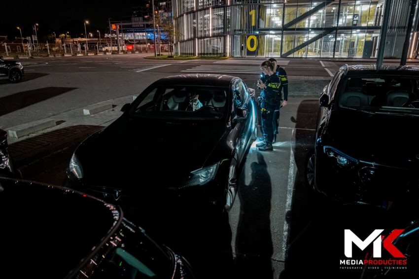 Hond opgesloten in auto bij Ahoy, politie zocht eigenaar | Ahoyplein Rotterdam (uitgelicht)