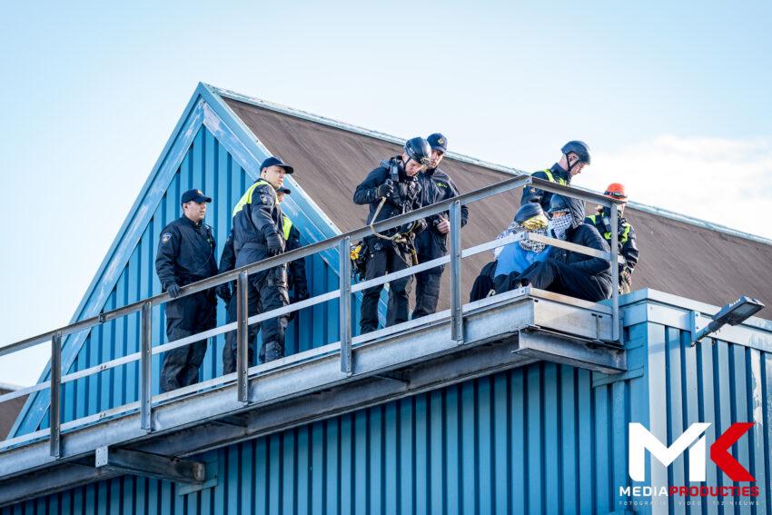 Actievoerders blokkeren poort GKN Fokker Papendrecht | Mobiele Eenheid haalt demonstranten van dak (uitgelicht)