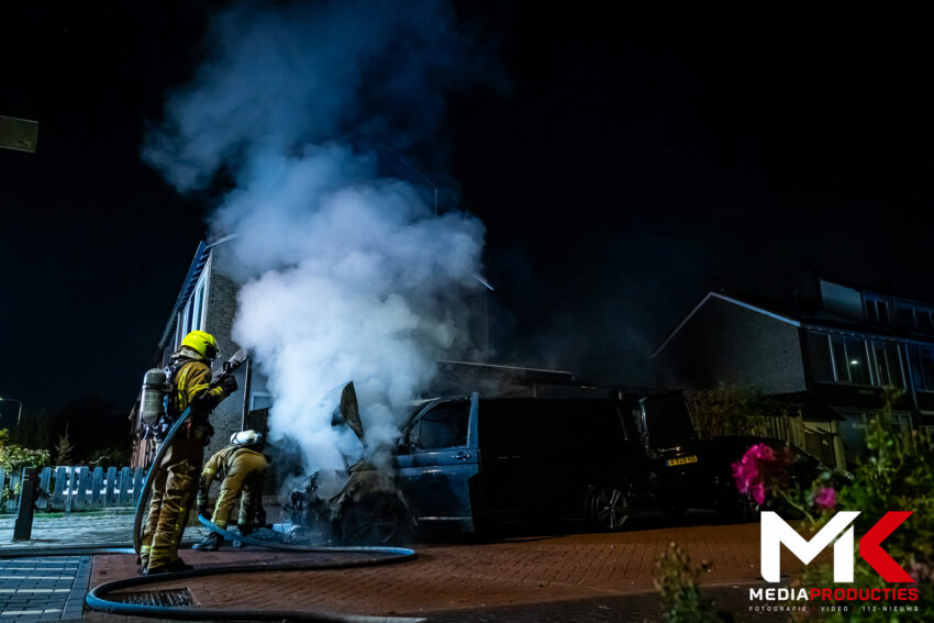 Brand in geparkeerde bestelbus, carport beschadigd | A.M. de Jongstraat Spijkenisse (uitgelicht)