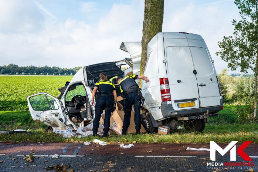 Bestelbus crasht tegen boom, bestuurder zwaargewond | Strijensedijk Mookhoek (uitgelicht)