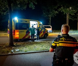 Foto: MK Mediaproducties Vrouw op scooter met kind achterop tegen boom, aangehouden voor drank | Zuiderparkweg Rotterdam (1)
