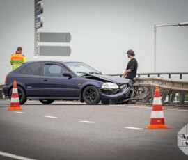 Auto in vangrail op toerit A15, bestuurder ongedeerd | A15 Rotterdam-Heijplaat (1)