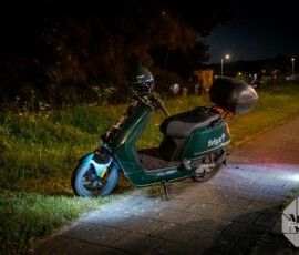 Foto: MK Mediaproducties Vrouw op scooter met kind achterop tegen boom, aangehouden voor drank | Zuiderparkweg Rotterdam (2)