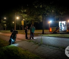 Foto: MK Mediaproducties Vrouw op scooter met kind achterop tegen boom, aangehouden voor drank | Zuiderparkweg Rotterdam (3)