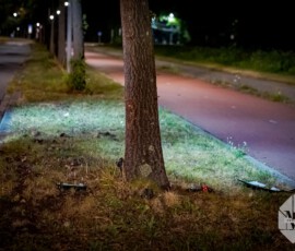 Foto: MK Mediaproducties Vrouw op scooter met kind achterop tegen boom, aangehouden voor drank | Zuiderparkweg Rotterdam (6)