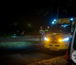 Foto: MK Mediaproducties Vrouw op scooter met kind achterop tegen boom, aangehouden voor drank | Zuiderparkweg Rotterdam (7)