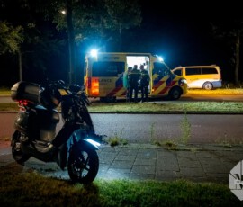 Foto: MK Mediaproducties Vrouw op scooter met kind achterop tegen boom, aangehouden voor drank | Zuiderparkweg Rotterdam (8)