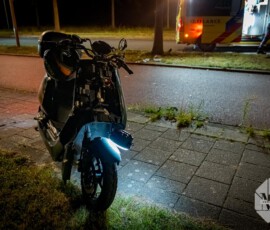 Foto: MK Mediaproducties Vrouw op scooter met kind achterop tegen boom, aangehouden voor drank | Zuiderparkweg Rotterdam (9)