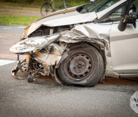 Twee auto's botsen na rood licht, wiel afgebroken door klap | Rotterdamseweg Ridderkerk (1)