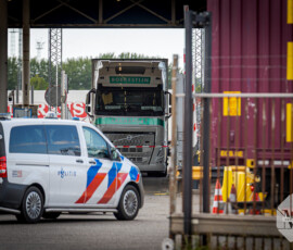 Foto: MK Mediaproducties Persoon bekneld bij trailer, Mobiel Medisch Team ter plaatse | Luxemburgweg Europoort (1)