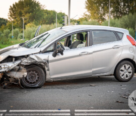 Twee auto's botsen na rood licht, wiel afgebroken door klap | Rotterdamseweg Ridderkerk (2)