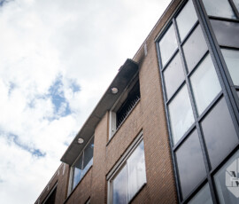 Rookgasexplosie bij woningbrand, ruiten sneuvelen door knal | Van Speykstraat Rotterdam (2)