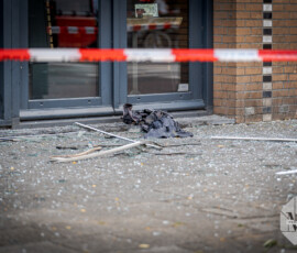 Rookgasexplosie bij woningbrand, ruiten sneuvelen door knal | Van Speykstraat Rotterdam (3)