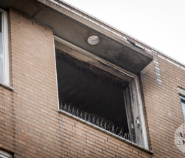 Rookgasexplosie bij woningbrand, ruiten sneuvelen door knal | Van Speykstraat Rotterdam (4)