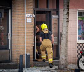 Rookgasexplosie bij woningbrand, ruiten sneuvelen door knal | Van Speykstraat Rotterdam (7)