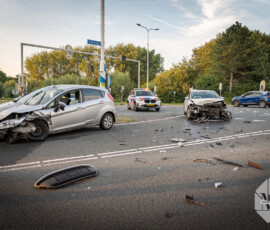 Twee auto's botsen na rood licht, wiel afgebroken door klap | Rotterdamseweg Ridderkerk (uitgelicht)