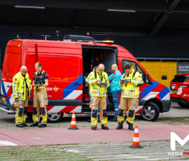 Foto: MK Mediaproducties Grote industriebrand in opslagcontainers en -loods op Keileweg, twee personen nagekeken | Keileweg Rotterdam (1)
