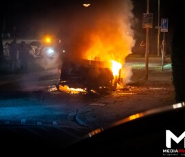 Personenauto volledig in brand, politie vermoedt brandstichting | Geitenkamp Rotterdam (1)