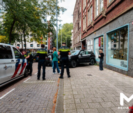 Auto tegen gevel veilinghuis, ruit zwaar beschadigd | Kipstraat Rotterdam (1)