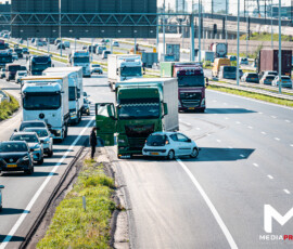 Personenauto haaks voor vrachtwagen, hoofdrijbaan volledig afgesloten | A15 Barendrecht (1)