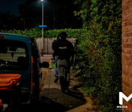 Foto: MK Mediaproducties Team Parate Eenheid voert inval uit, verdachte aangehouden | Kerkachterweg Poortugaal (1)