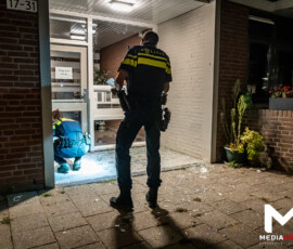 Explosie bij ingang portiekflat, deur en ruiten beschadigd | Brautigamstraat Rotterdam (1)
