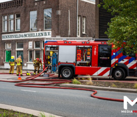 Foto: MK Mediaproducties Grote industriebrand in opslagcontainers en -loods op Keileweg, twee personen nagekeken | Keileweg Rotterdam (2)