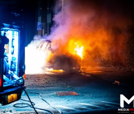 Personenauto volledig in brand, politie vermoedt brandstichting | Geitenkamp Rotterdam (2)