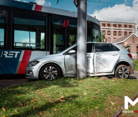 Foto: MK Mediaproducties RET-tram ontspoord na botsing met auto, automobiliste nagekeken | Brielselaan Rotterdam (2)